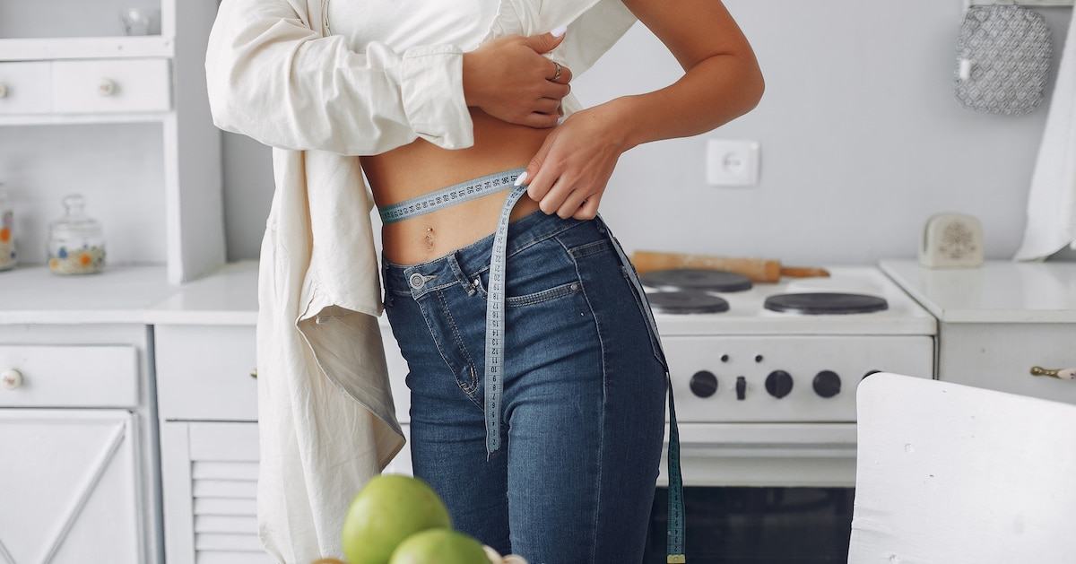 beautiful-sporty-woman-kitchen-with-vegetables