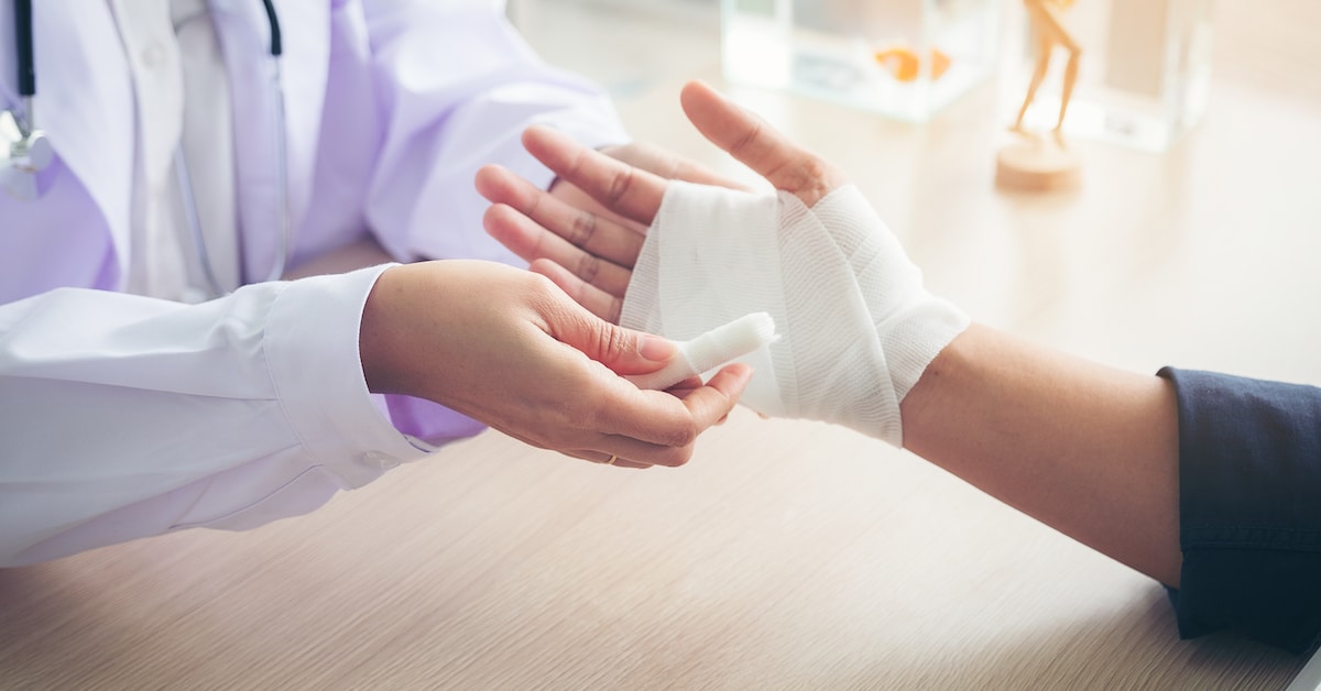 first-aid-treatment-wrist-injuries-disorders